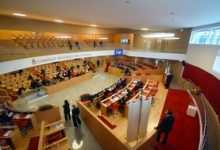 aula consiliare e documenti sulla riforma elettorale regionale