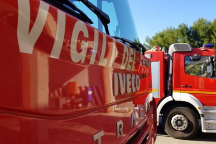 Incendi notturni in provincia di Lecce: tre veicoli distrutti