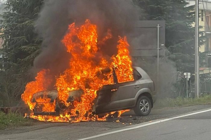 L'auto va fuori strada e prende fuoco ma gli automobilisti rischiano la propria vita e li salvano