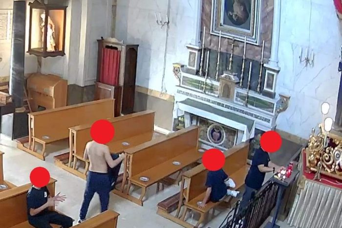 Escono da scuola e distruggono una chiesa, incastrati dalla videocamera