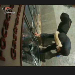 Bari: "spaccata" nel cuore della città, due individui ora dietro le sbarre