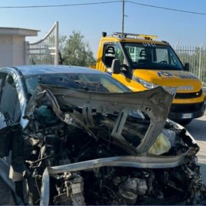 Incidente frontale vicino al "Miulli": Gravi condizioni per un'infermiera diretta al lavoro