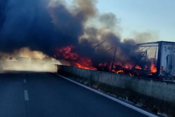 Bari: tir in fiamme sulla Statale 16, caos nel tratto di Torre a Mare