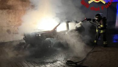 Auto di un militare in fiamme a Oria: probabile origine dolosa.