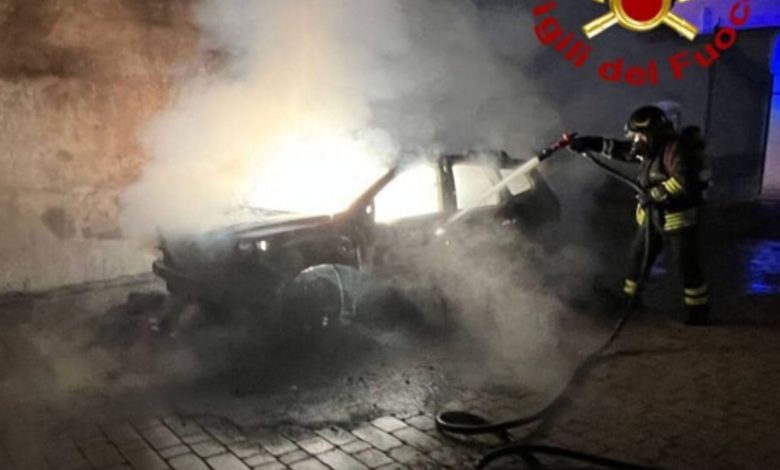 Auto di un militare in fiamme a Oria: probabile origine dolosa.