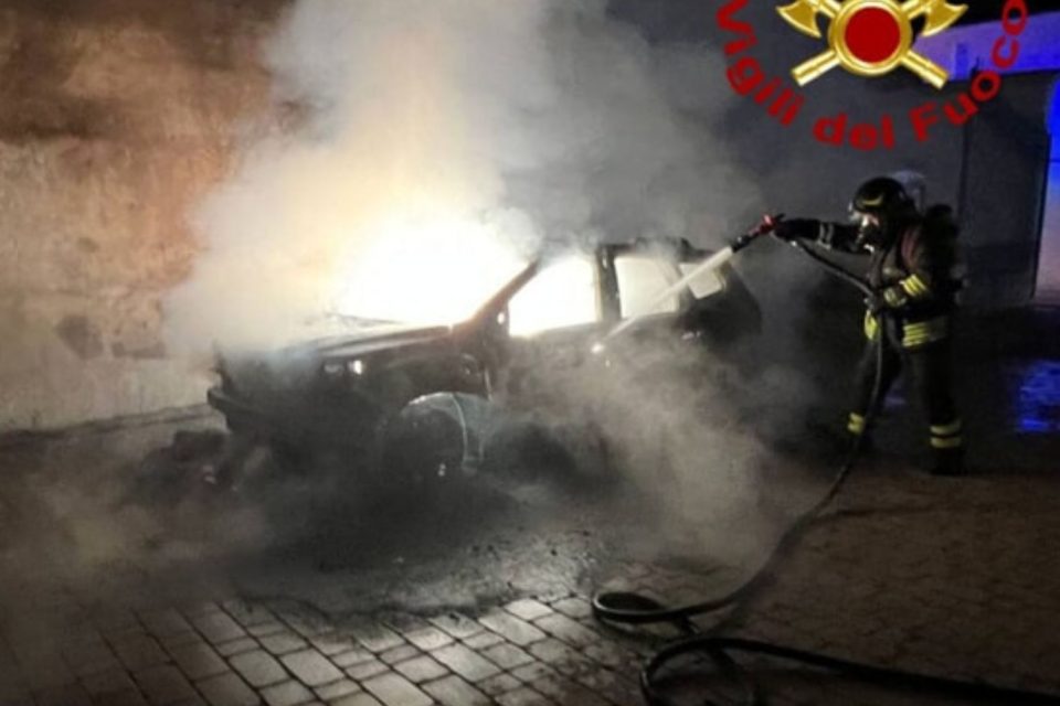 Auto di un militare in fiamme a Oria: probabile origine dolosa.