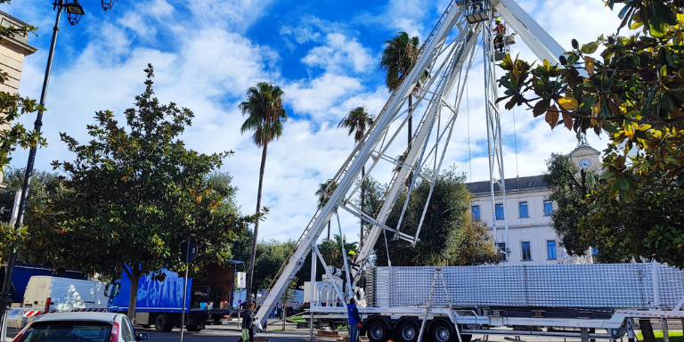 Piazza Crispi e Via Vittorio Veneto saranno praticamente chiuse al traffico, in concomitanza anche   con i mercati settimanali che nel periodi natalizi vengono estesi anche alla domenica.