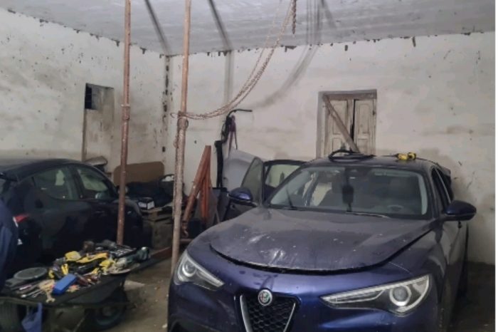 Lotta ai furti di auto: scoperta officina clandestina a Brindisi