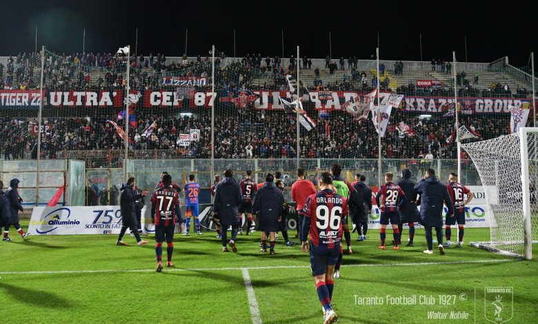 Delusione dei tifosi dopo la confitta interna del Taranto contro la Casertana