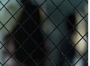 Scrivi un articolo giornalistico completo nello stile redazionale di Puglia Press, con una struttura adatta sia alla pubblicazione online sia per l’eventuale edizione cartacea. Il tono dev’essere chiaro, oggettivo, professionale, informativo, in terza persona e senza giudizi personali o opinioni. L’articolo deve essere ottimizzato SEO secondo gli standard Yoast, e pronto per essere pubblicato su WordPress. Linee guida per la stesura dell’articolo Titolo dell’articolo (max 80 caratteri) Deve essere diretto, informativo e comprensibile anche fuori contesto Deve contenere la parola chiave principale (meglio se all’inizio) Primo paragrafo (lead) Riassume in 2-3 frasi cosa è accaduto, dove, quando, chi è coinvolto e perché è rilevante Deve includere la parola chiave principale o un suo sinonimo Corpo dell’articolo Strutturato in paragrafi ordinati logicamente o cronologicamente Inserire almeno due sottotitoli (H3) contenenti la parola chiave o varianti Ripetere la parola chiave principale almeno 2-3 volte nel corpo del testo Utilizzare uno stile giornalistico neutro, accessibile, professionale In caso di dichiarazioni, usare virgolette e indicare chiaramente la fonte Paragrafo conclusivo Sintetizza le prospettive future, eventuali date, inviti o dichiarazioni conclusive Ottimizzazione SEO (secondo Yoast) Titolo SEO (max 60 caratteri) Deve contenere esattamente la parola chiave principale (preferibilmente all'inizio) Meta Description (max 155 caratteri) Riassunto sintetico dell’articolo, con la parola chiave principale Slug consigliato URL semplice e leggibile, con parole chiave separate da trattini (es: iniziativa-ambiente-puglia, protesta-trasporti-taranto) Parola chiave principale Deve apparire nel titolo, primo paragrafo, sottotitoli H3, ALT immagine e nel corpo dell’articolo almeno 2 volte Tag (max 6) Utilizzare termini coerenti con il contenuto (es. cronaca, eventi locali, ambiente, sanità, economia) Immagine e ALT Allegare almeno una foto pertinente Il campo ALT dell’immagine deve contenere almeno metà della frase chiave principale Output finale richiesto Titolo dell’articolo Testo completo dell’articolo (in HTML o testo semplice) Titolo SEO Meta description Slug consigliato (URL) Parola chiave principale Tag (max 6) Suggerimento immagine + Testo ALT SEO-ottimizzato Esempi di parole chiave principali (generalizzati) eventi culturali in Puglia manifestazione ambientale trasporti pubblici locali iniziativa solidale nel Sud Italia sviluppo turistico del territorio sanità pubblica nel Mezzogiorno elezioni comunali 2025, non fare riferimenti a qualcuno e o mettere nomi, assolutamente perché mi denunciano: