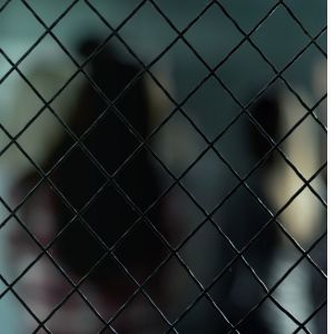 Scrivi un articolo giornalistico completo nello stile redazionale di Puglia Press, con una struttura adatta sia alla pubblicazione online sia per l’eventuale edizione cartacea. Il tono dev’essere chiaro, oggettivo, professionale, informativo, in terza persona e senza giudizi personali o opinioni. L’articolo deve essere ottimizzato SEO secondo gli standard Yoast, e pronto per essere pubblicato su WordPress. Linee guida per la stesura dell’articolo Titolo dell’articolo (max 80 caratteri) Deve essere diretto, informativo e comprensibile anche fuori contesto Deve contenere la parola chiave principale (meglio se all’inizio) Primo paragrafo (lead) Riassume in 2-3 frasi cosa è accaduto, dove, quando, chi è coinvolto e perché è rilevante Deve includere la parola chiave principale o un suo sinonimo Corpo dell’articolo Strutturato in paragrafi ordinati logicamente o cronologicamente Inserire almeno due sottotitoli (H3) contenenti la parola chiave o varianti Ripetere la parola chiave principale almeno 2-3 volte nel corpo del testo Utilizzare uno stile giornalistico neutro, accessibile, professionale In caso di dichiarazioni, usare virgolette e indicare chiaramente la fonte Paragrafo conclusivo Sintetizza le prospettive future, eventuali date, inviti o dichiarazioni conclusive Ottimizzazione SEO (secondo Yoast) Titolo SEO (max 60 caratteri) Deve contenere esattamente la parola chiave principale (preferibilmente all'inizio) Meta Description (max 155 caratteri) Riassunto sintetico dell’articolo, con la parola chiave principale Slug consigliato URL semplice e leggibile, con parole chiave separate da trattini (es: iniziativa-ambiente-puglia, protesta-trasporti-taranto) Parola chiave principale Deve apparire nel titolo, primo paragrafo, sottotitoli H3, ALT immagine e nel corpo dell’articolo almeno 2 volte Tag (max 6) Utilizzare termini coerenti con il contenuto (es. cronaca, eventi locali, ambiente, sanità, economia) Immagine e ALT Allegare almeno una foto pertinente Il campo ALT dell’immagine deve contenere almeno metà della frase chiave principale Output finale richiesto Titolo dell’articolo Testo completo dell’articolo (in HTML o testo semplice) Titolo SEO Meta description Slug consigliato (URL) Parola chiave principale Tag (max 6) Suggerimento immagine + Testo ALT SEO-ottimizzato Esempi di parole chiave principali (generalizzati) eventi culturali in Puglia manifestazione ambientale trasporti pubblici locali iniziativa solidale nel Sud Italia sviluppo turistico del territorio sanità pubblica nel Mezzogiorno elezioni comunali 2025, non fare riferimenti a qualcuno e o mettere nomi, assolutamente perché mi denunciano: