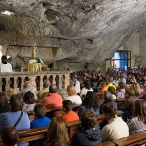 Furto di carburante a Monte Sant'Angelo: pellegrini di San Michele bloccati
