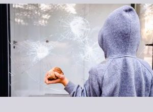 Vandalismo cortile comunale Andria