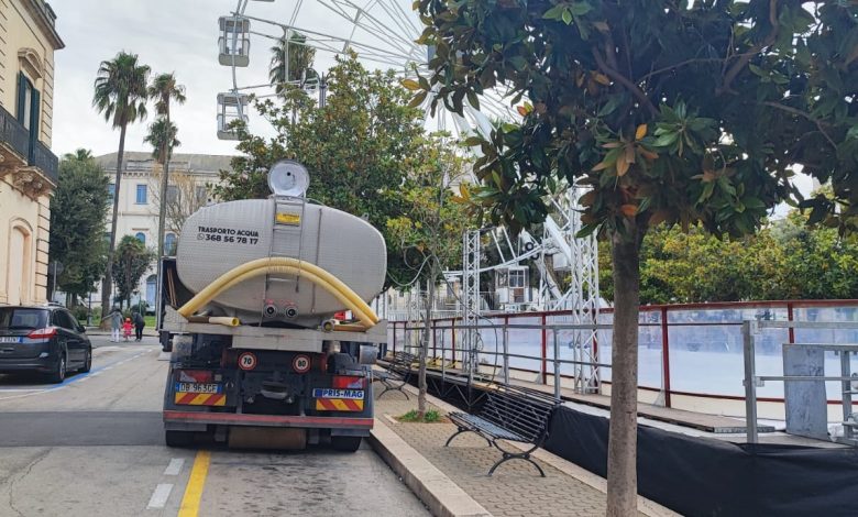 Il camion cisterna che sta fornendo acqua a una pista di pattinaggio su ghiaccio, dopo che è stato impedito l'uso improprio dell'acqua comunale.