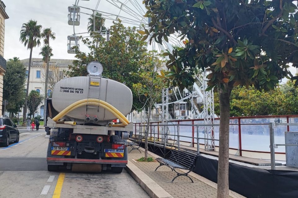 Il camion cisterna che sta fornendo acqua a una pista di pattinaggio su ghiaccio, dopo che è stato impedito l'uso improprio dell'acqua comunale.