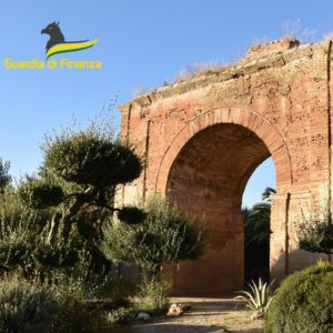 Canosa protegge Arco di Traiano: sequestro in zona archeologica
