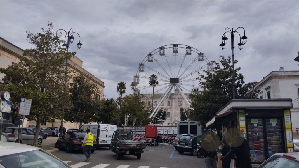 in Piazza Crispi antistante l'edicola vengono fatte entrare delle auto per occupare i pochi parcheggi esistenti che poi devono uscire controsenso in Corso Italia