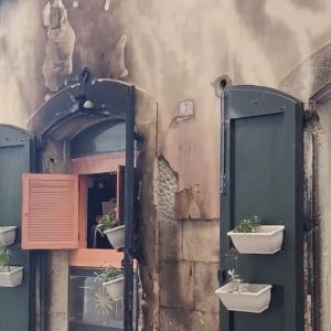 Incendio a Trani: locale in fiamme, indagini in corso