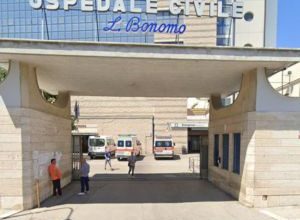 Andria, rissa a colpi di bottiglie: ferite tre persone, due in codice rosso. Sul posto sono intervenute prontamente le forze dell'ordine.