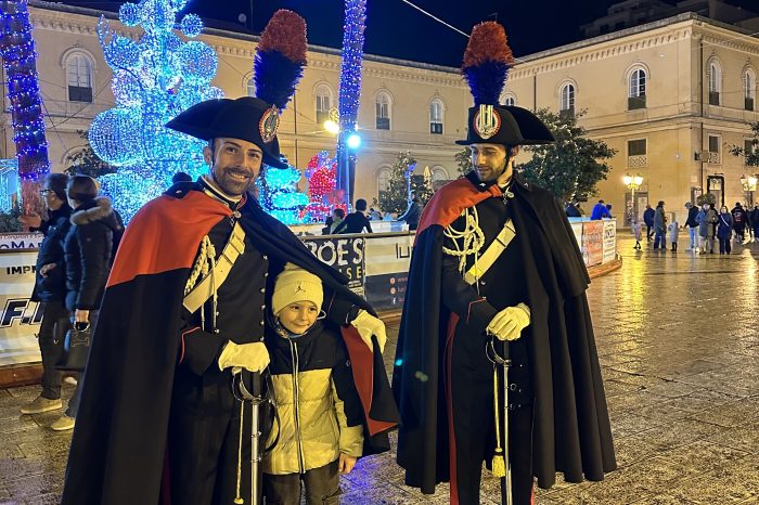 Tradizione e sicurezza a Taranto: Carabinieri in grande uniforme pattugliano il centro