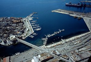 Lavoratori del porto di Taranto in attesa di sostegno