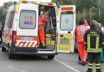 Estratti dalle lamiere dopo un incidente stradale sulla SP106 tra Putignano e Gioia del Colle