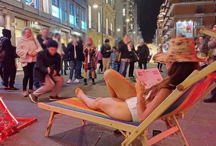 Shock in via Sparano a Bari: ragazza in costume sul lettino da mare