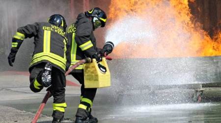 Incendio divampato a ridosso del centro abitato a Torre Canne