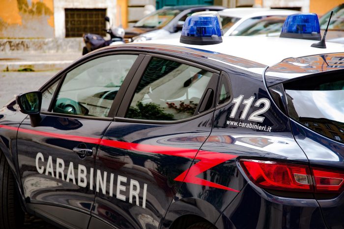 Tragedia sfiorata a Bari, cade palo luce su una macchina in transito, illesa la conducente