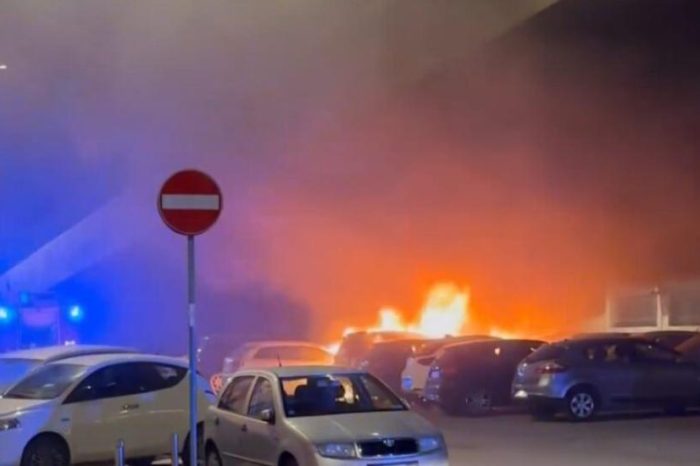 Panico al quartiere Japigia in Bari, auto in fiamme.
