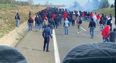 Momenti di grande tensione fra tifosi del Lecce e della Nocerina ieri in autostrada