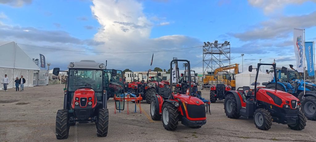 Mezzi agricoli esposti alla Fiera Pessima di Manduria, simbolo della storica attrazione per l'agricoltura