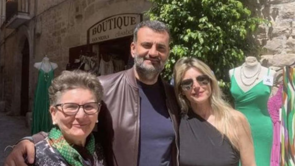 Foto del sindaco  Decaro con sorella e nipote di Capriati pubblicata da La Verità e il Giornale