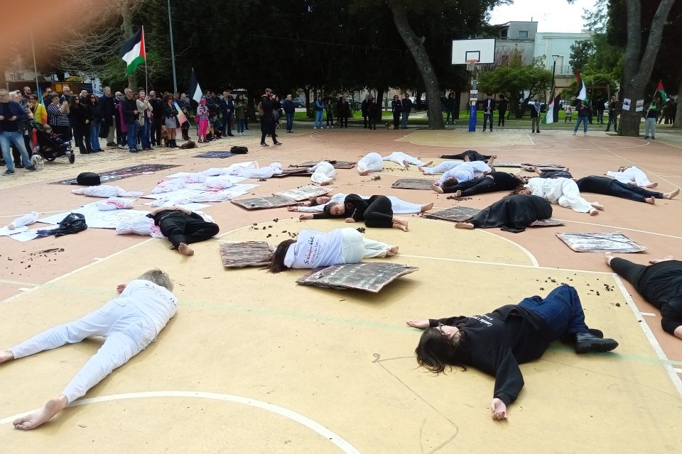 Flash-mob a Mesagne sulla tragedia del popolo palestinese ad opera del collettivo S‐Confin‐Arti di Martina Franca