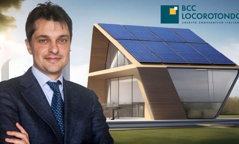 "Il vice direttore generale della Bcc di Locorotondo, Raffaele Russo, illustrato in un ambiente con un edificio sostenibile, evidenziando l'importanza della sfida della sostenibilità per le banche. Russo è raffigurato mentre indica soluzioni di energia rinnovabile integrate nell'architettura della banca, simboleggiate da pannelli solari e turbine eoliche, con la frase chiave 'Le banche devono affrontare la sfida della sostenibilità' in primo piano."