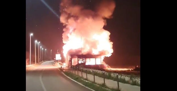 Un incendio divora il locale costiero di Galatone "Km 0". In Prefettura a Lecce vertice sulla sicurezza.