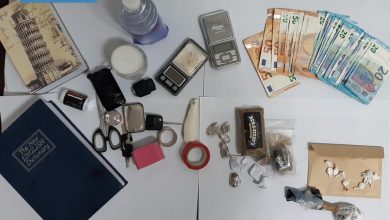 Nasconde droga nel caricabatterie