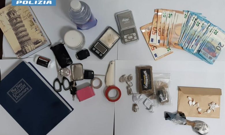 Nasconde droga nel caricabatterie