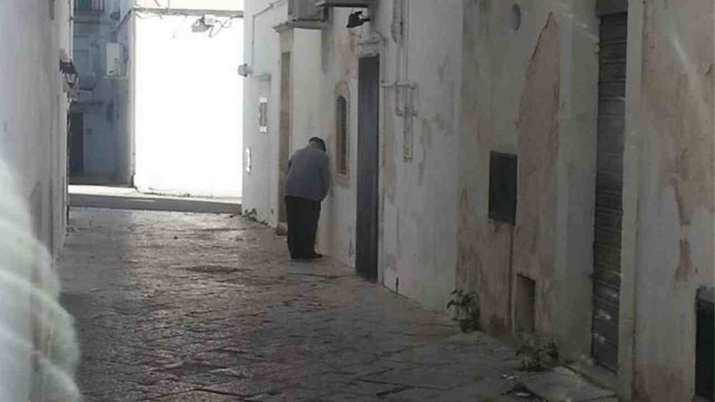 Degrado nel centro storico di Martina Franca dove c'è chi è costretto a fare i propri bisogni in strada 