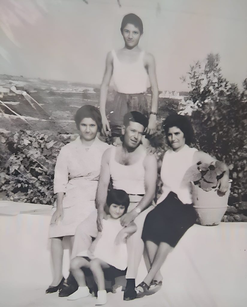 Foto di famiglia con Caterina, con la sorella ed il cognato il figlio Gianbattista Carrieri, in basso la figlia Annamaria
