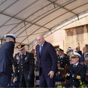 Giuramento interforze a Taranto: il Ministro Crosetto celebra i nuovi difensori della democrazia