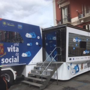 "Una vita da social": il truck della Polizia Postale ritorna a Bari