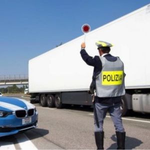 Controlli a Bari: la Polizia verifica i mezzi pesanti