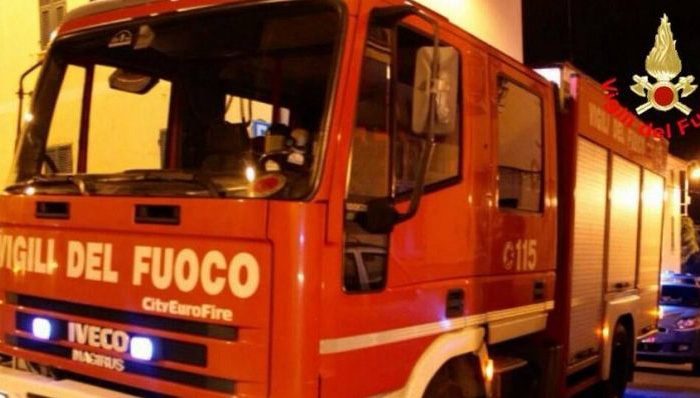 Nuovo incendio nel Salento: auto distrutta da Fiamme a Lizzanello
