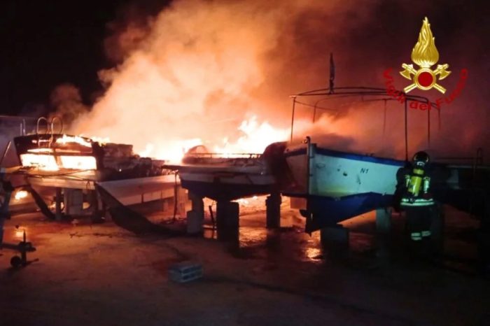 Incendio a Gallipoli: 5 barche distrutte in deposito. Sospetti sull’origine dolosa