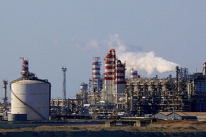 Accordo a Brindisi: 76 lavoratori garantiti nella manutenzione del petrolchimico