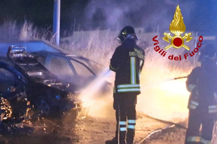 Incendio nel Salento: due auto distrutte, indagini a Parabita