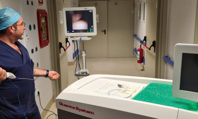 Laser chirurgico ad olmio