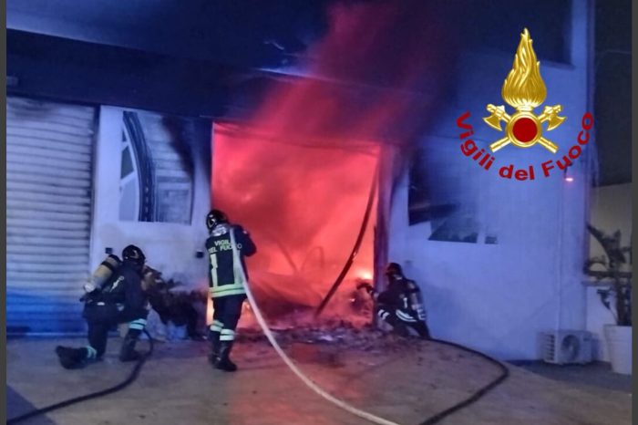 Incendio devasta autosalone a Matino: danni ingenti e indagini in corso