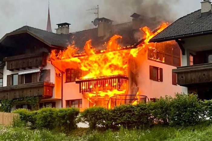 Casa in fiamme: tratti in salvo dalle fiamme proprietario e cagnolino